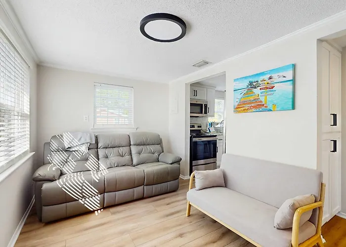 Cozy Located Walking Distance To Local Restaurants And Internet *