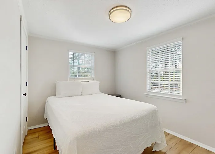 Cozy Located Walking Distance To Local Restaurants And Internet *