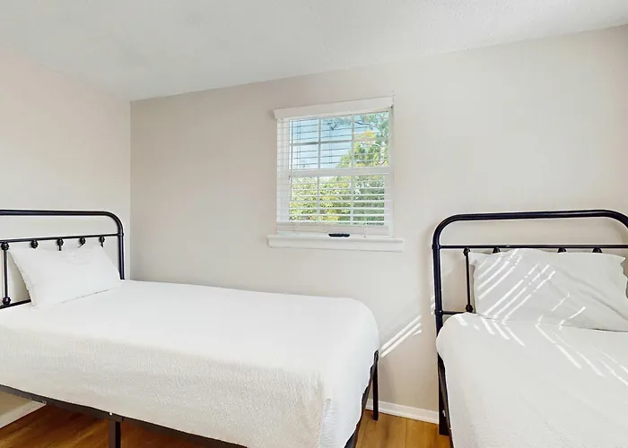 Cozy Located Walking Distance To Local Restaurants And Internet Holiday home *
